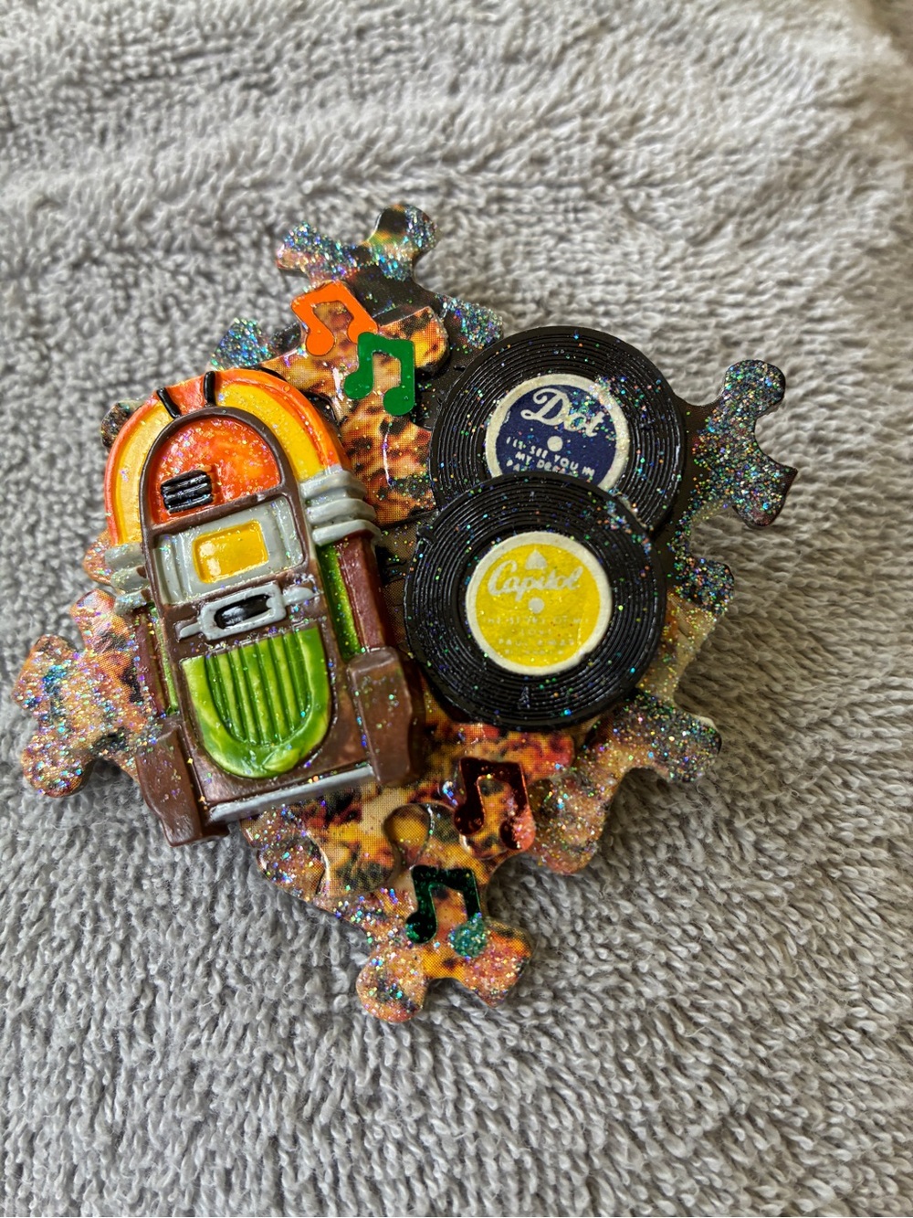 Retro & Vintage Jukebox and Vinyl Record Brooch - Multicolor